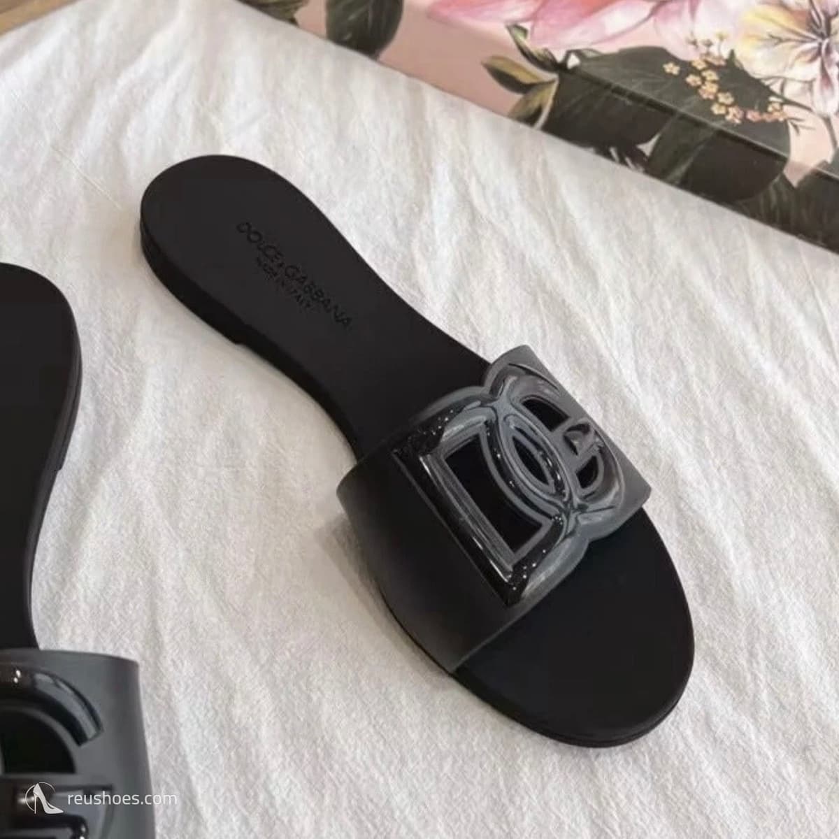 دولتشي أند غابانا أصلي مع الكرتون 